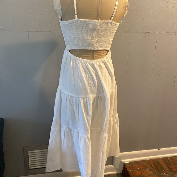 Universal thread size S white dress - Picture 2 of 5